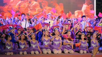 童心向黨 禮贊華誕——田陽少兒載歌載舞喜迎新中國成立70周年文藝演出側記